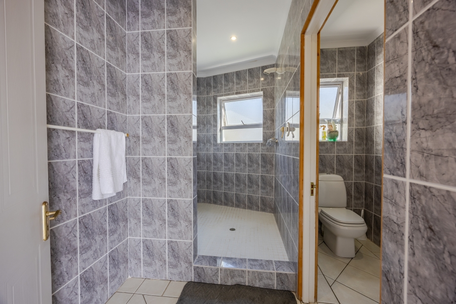 6 Bedroom Property for Sale in Vergesig Western Cape